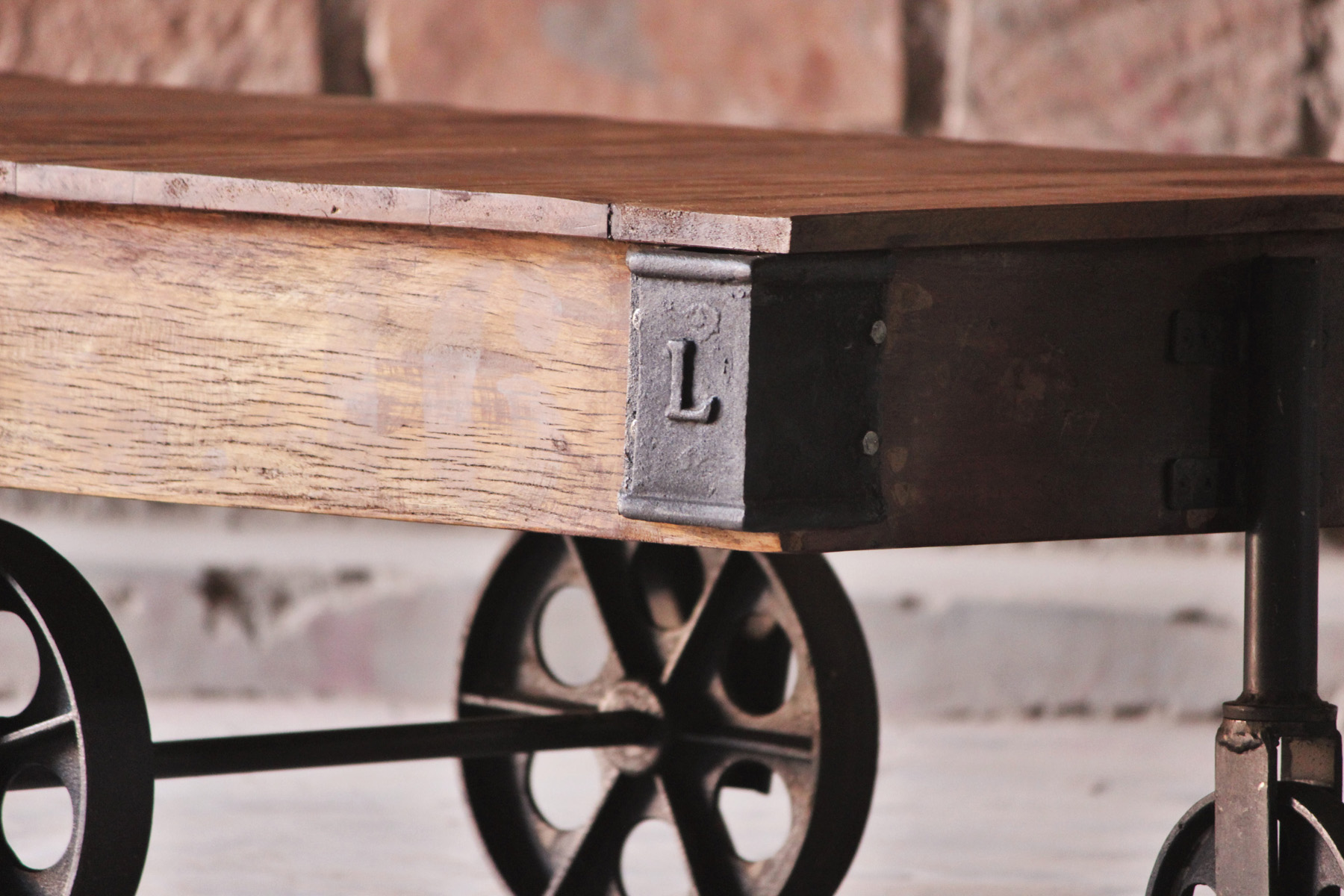 Table basse industrielle vintage bois recyclé roues LEEDS Tables basses Pier Import