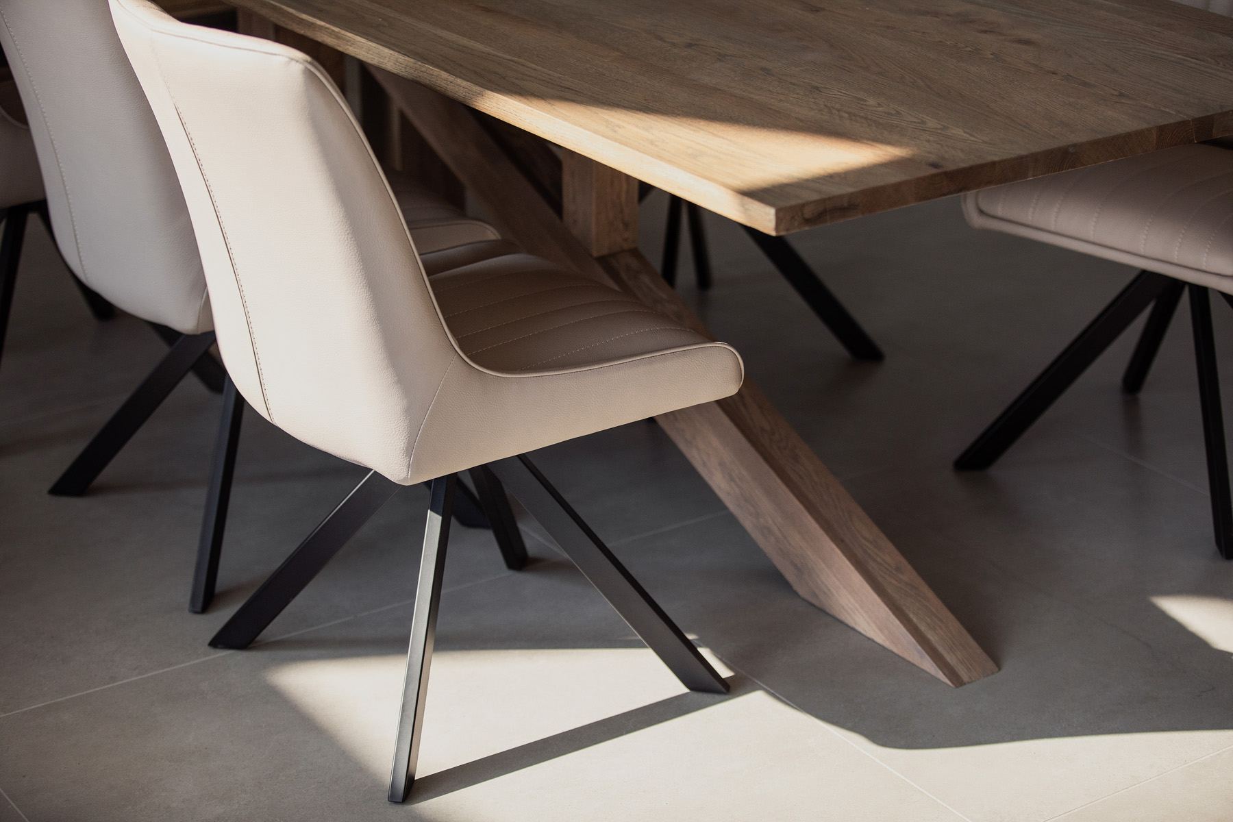 Table A Manger Moderne Pietement Oblique Chene Massif 200 Cm