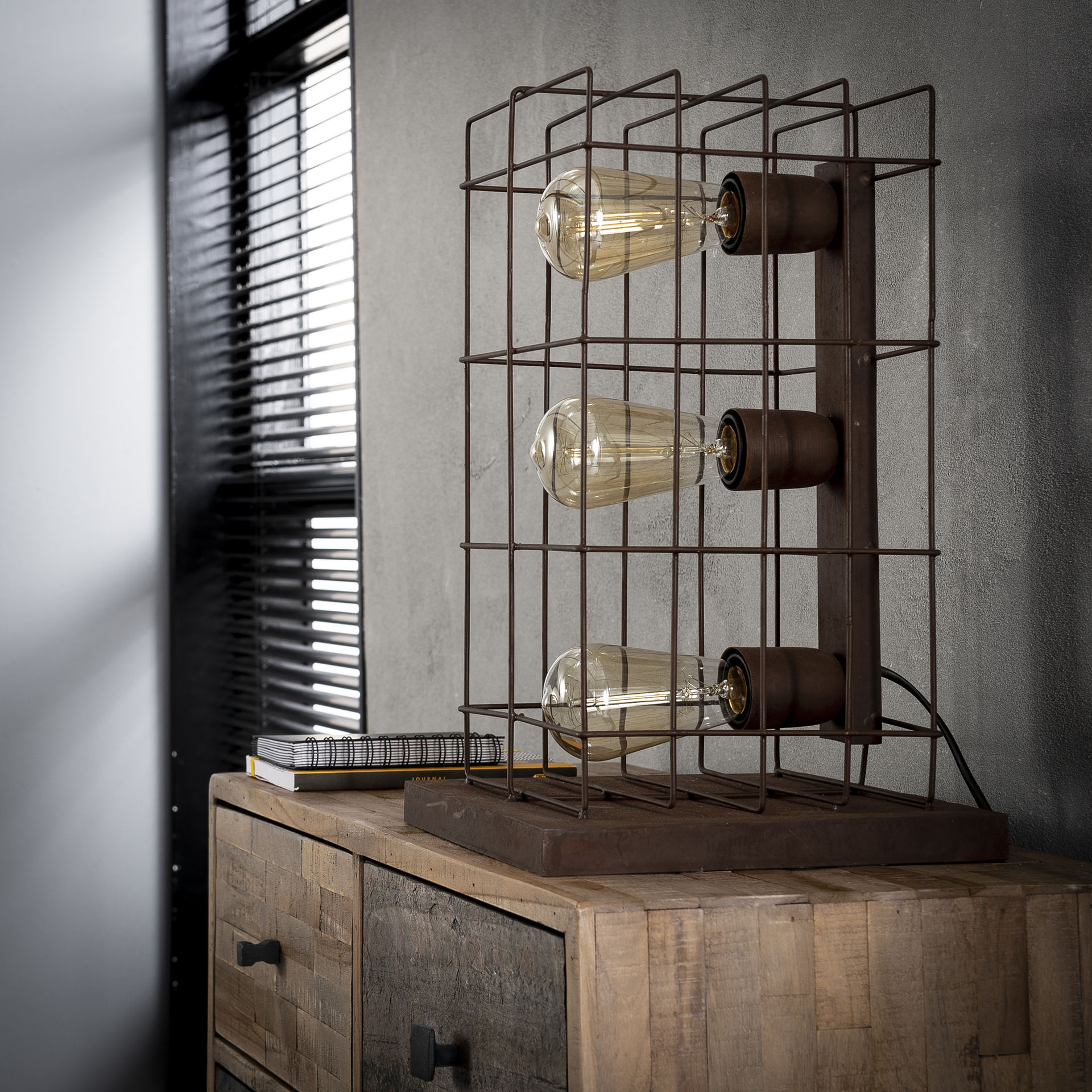 Lampe à poser industrielle 3 lampes grillage effet rouille TRIBECA