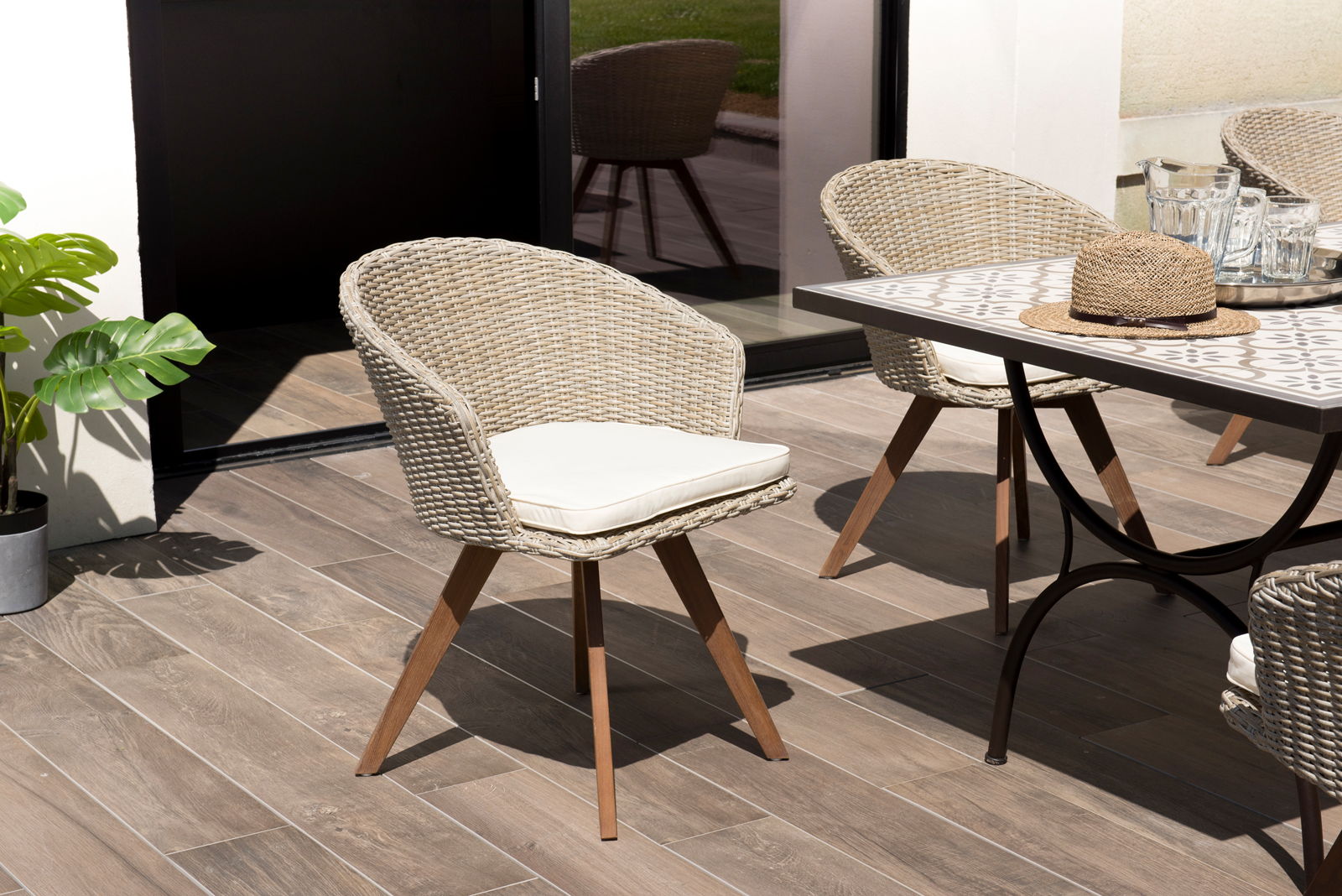 Fauteuil de jardin en résine tressée couleur naturelle coussin écru