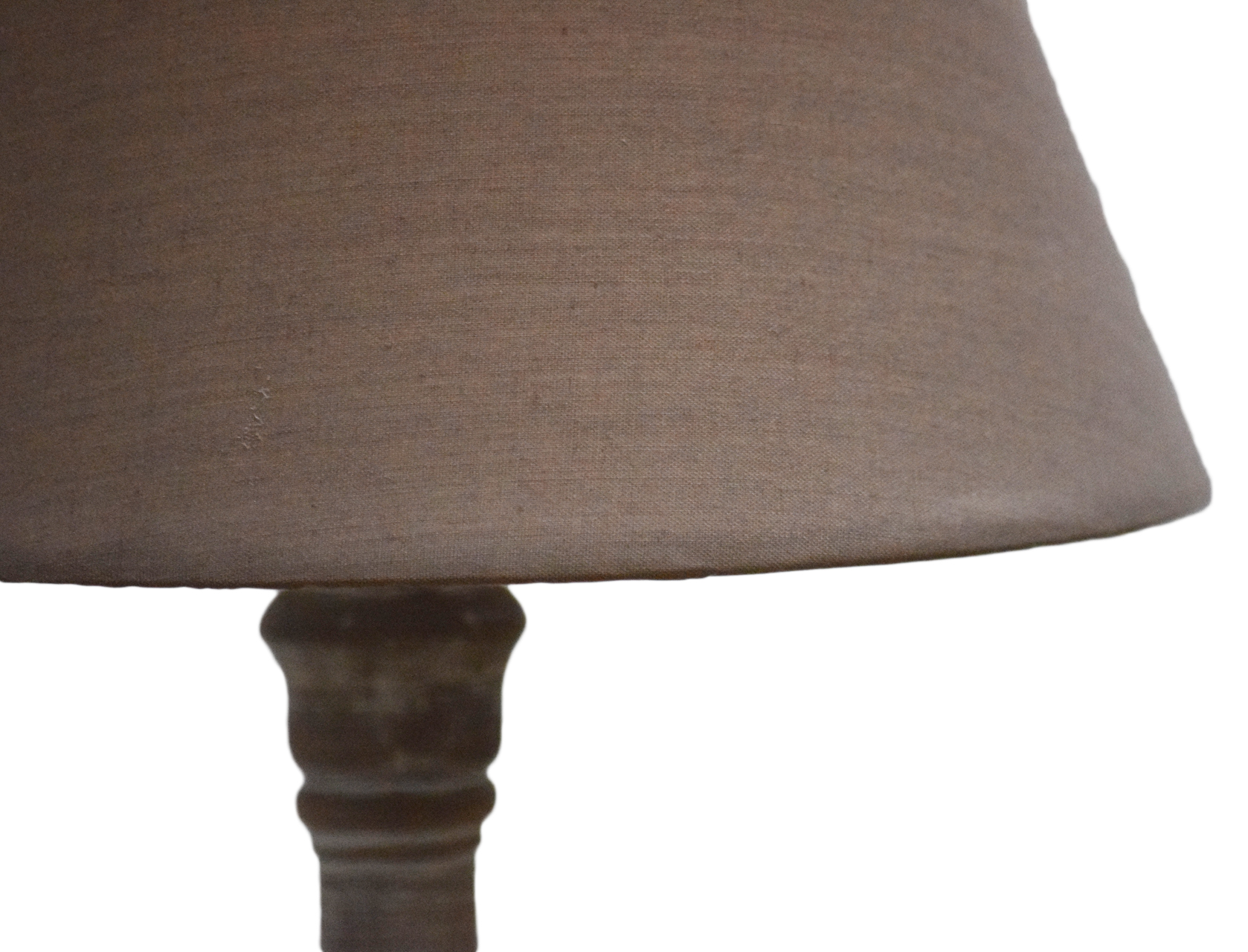 Lampe pied tourné bois patiné gris base ronde et abat-jour coton taupe